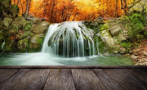 تصویر با کیفیت موکاپ آبشار کوچک پاییز